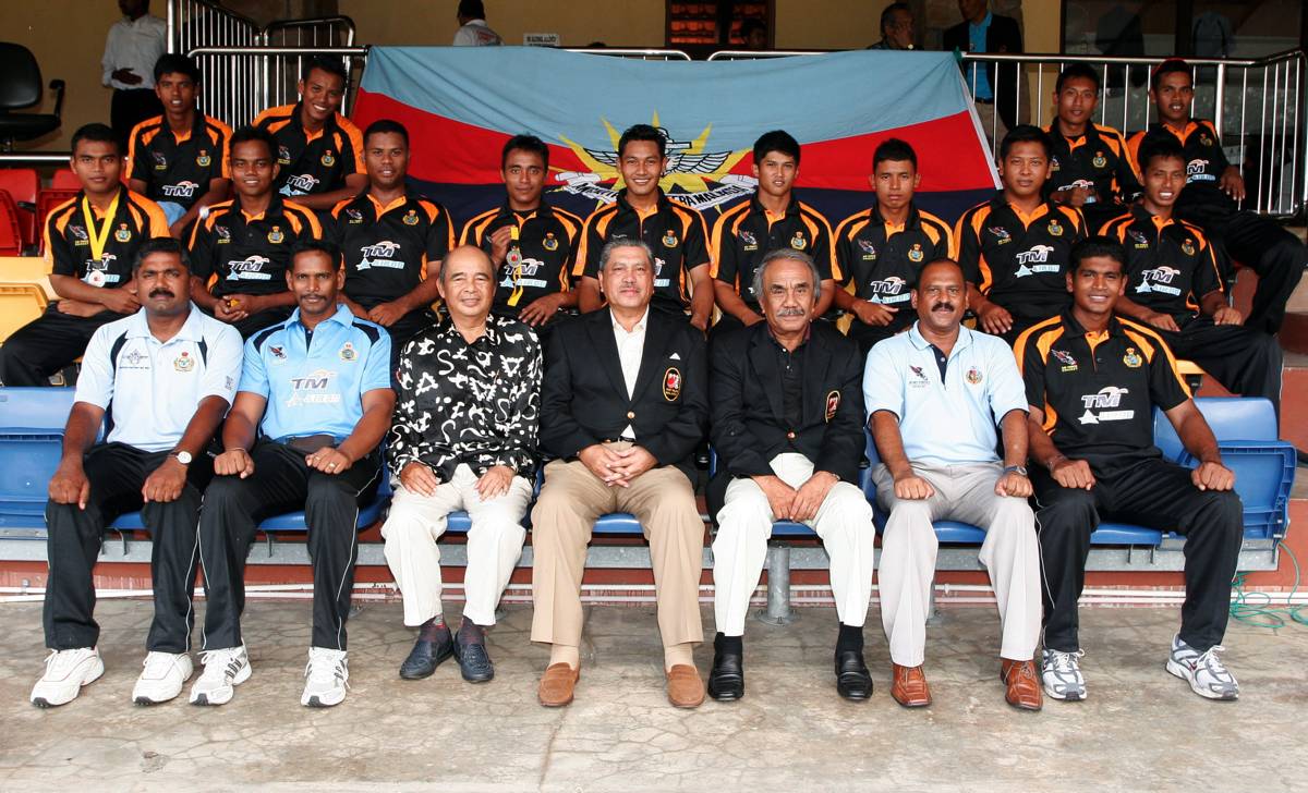 BARISAN naib juara, Tentera bergambar bersama Yang Dipertua Kriket Melayu, Tun Ahmad Sarji Abdul Hamid. BARISAN naib juara, Tentera bergambar bersama Yang Dipertua Kriket Melayu, Tun Ahmad Sarji Abdul Hamid.