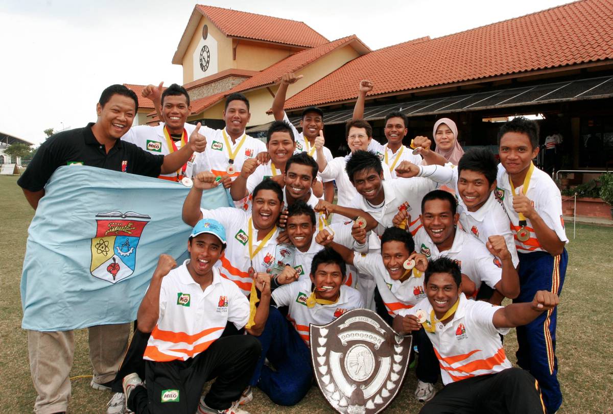 BARISAN Selangor-UKM meraikan kecemerlangan mereka memenangi Perisai Raja-Raja untuk tahun kedua berturut-turut di Bayuemas Oval pada 7 Mac.