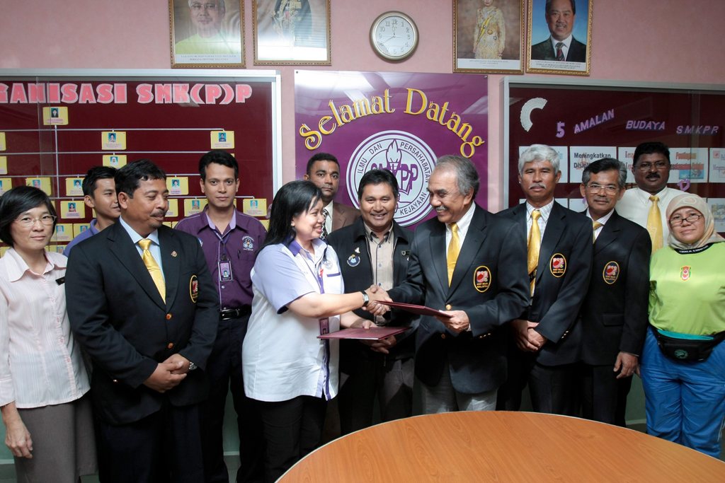 PENGETUA SMK (P) Pudu, Norhana Mustapha menyempurnakan kesepakatan dengan Naib Yang Dipertua Kriket Melayu, Datuk Ar. Mir Shahariman Shaharuddin di bilik persidangan sekolah berkenaan pada 13 Januari 2010.