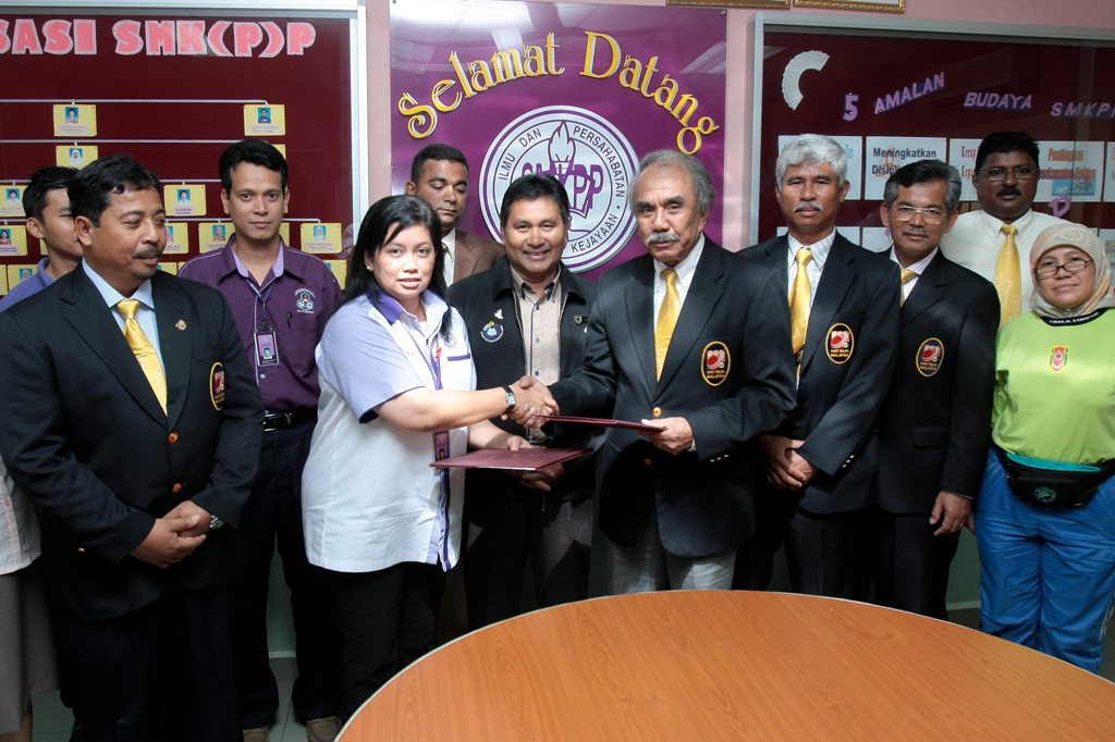 PENGETUA SMK (P) Pudu, Norhana Mustapha menyempurnakan kesepakatan dengan Naib Yang Dipertua Kriket Melayu, Datuk Ar. Mir Shahariman Shaharuddin di bilik persidangan sekolah berkenaan pada 13 Januari 2010.