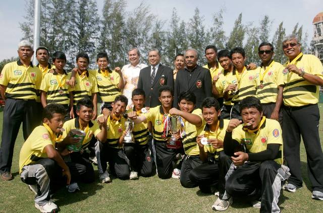 PASUKAN bawah 15 Melayu Malaysia bersama pegawai bergambar dengan pingat kejuaraan apabila memenangi gelaran remaja saingan Trofi Melayu Antarabangsa IX di Bayuemas Oval, 25 Disember. - Gambar ASWAD YAHYA