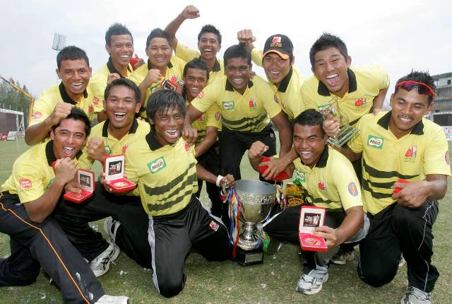 BARISAN Melayu Malaysia dengan megah menayangkan pingat kejuaraan serta Trofi Melayu Antarabangsa telah menumbangkan Melayu Afrika Selatan dengan tujuh wiket dalam acara senior di Bayuemas Oval, semalam. - Gambar ASWAD YAHYA