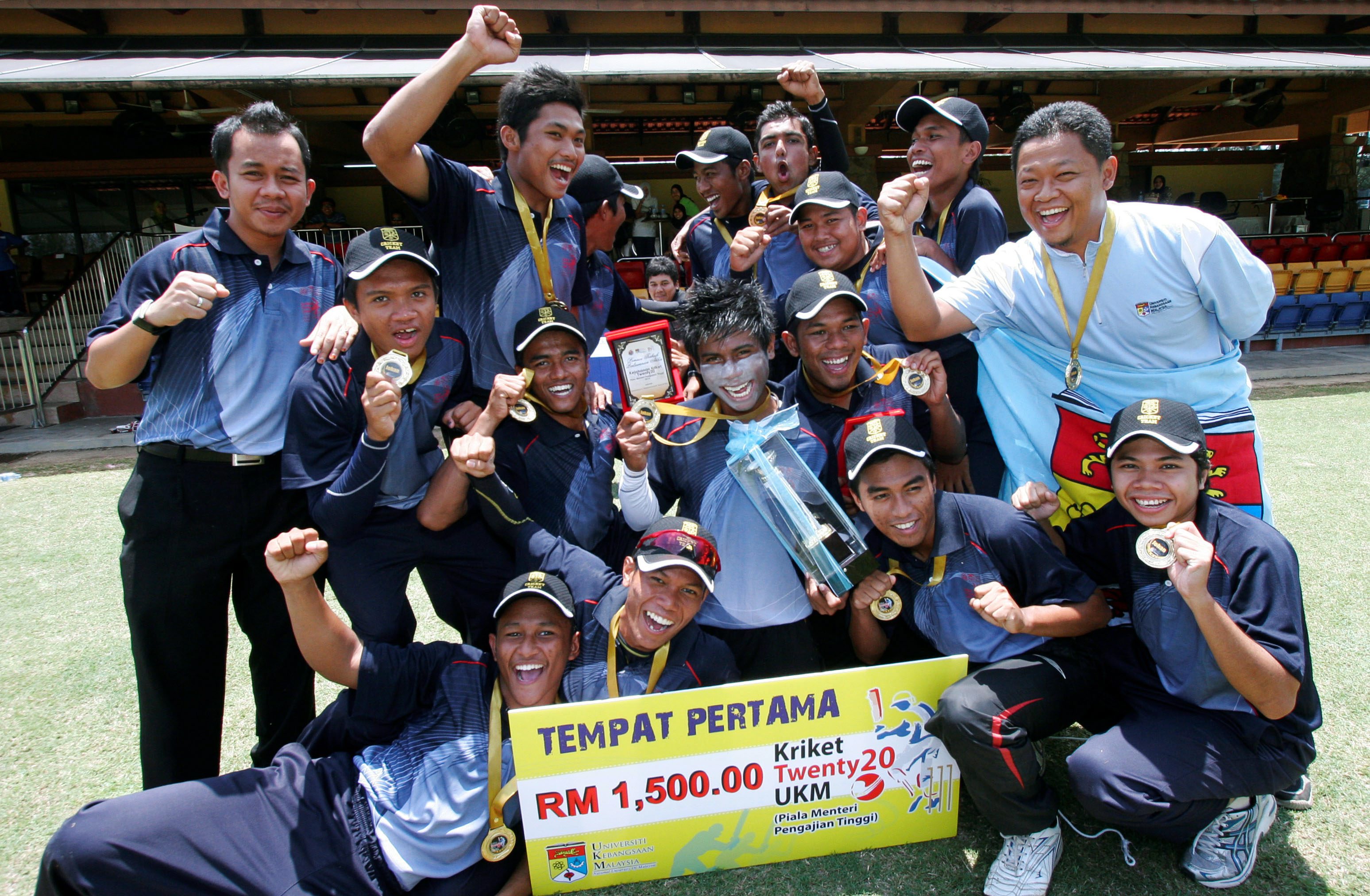 PASUKAN UKM meraikan kehebatan menjadi juara saingan kriket Twenty20 UKM di Bayuemas Oval pada 27 Mac.