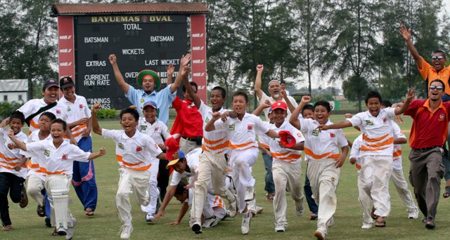 BARISAN Kota Bharu dan pegawai pasukan kegembiraan apabila skuad berkenaan melepasi angka Westlands dalam babak akhir Kejohanan Kriket Elit Bawah 12 Kebangsaan di Bayuemas Oval pada 20 Jun. 