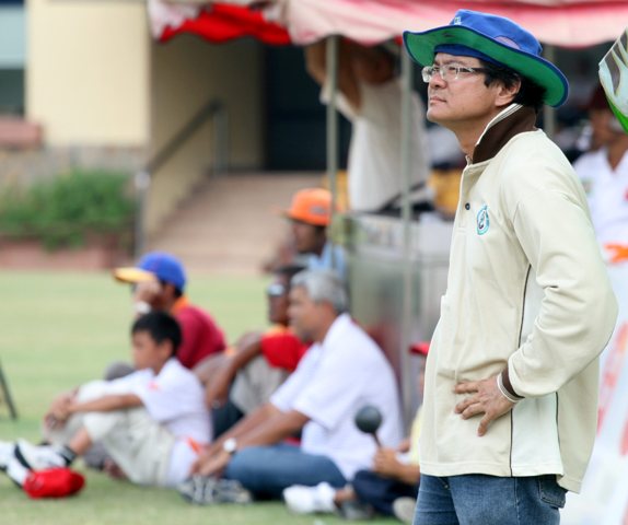 PENYELARAS Westlands, Khoo Khay Keat kebimbangan apabila pemainnya gagal mengumpulkan angka tinggi dalam babak akhir di Bayuemas Oval. PENYELARAS Westlands, Khoo Khay Keat kebimbangan apabila pemainnya gagal mengumpulkan angka tinggi dalam babak akhir di Bayuemas Oval.