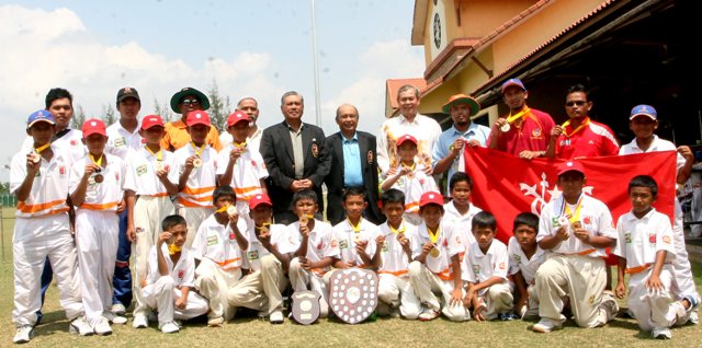 BARISAN Kota Bharu bersama Tun Ahmad Sarji. BARISAN Kota Bharu bersama Tun Ahmad Sarji.