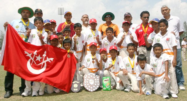 PEMAIN dan pegawai Kota Bharu meraikan kecemerlangan menjadi juara Kejohanan Kriket Elit Bawah 12 Kebangsaan di Bayuemas Oval pada 20 Jun 2010.