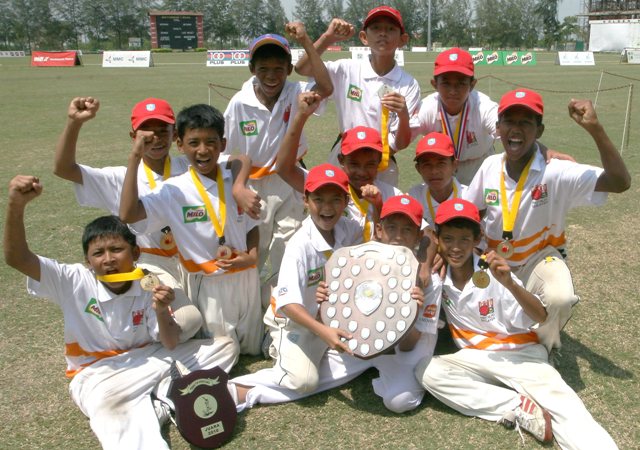 PEMAIN Kota Bharu keriangan menayangkan pingat kejuaraan. 