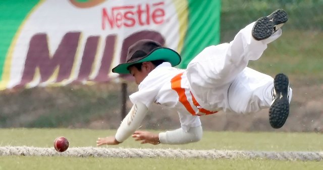 PEMAIN Westlands, Zarith Azrain Harris Andria bergaya untuk menyelamatkan bola daripada melepasi garis sempadan dalam pertemuan di Bayuemas Oval tahun 2009. PEMAIN Westlands, Zarith Azrain Harris Andria bergaya untuk menyelamatkan bola daripada melepasi garis sempadan dalam pertemuan di Bayuemas Oval tahun 2009.