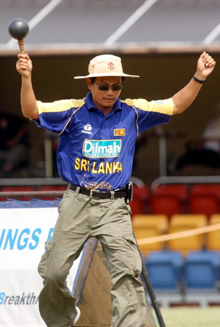 WAKIL Kota Bharu, Zainuddin Harun bergembira setelah skuad Kota Bharu menjuarai pertandingan 2009.