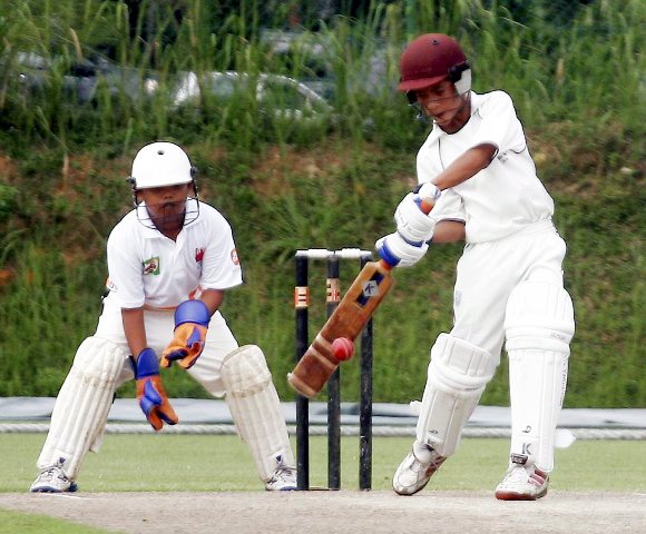 PEMUKUL Kota Bharu, Izzat Amer Zeinuddin menghayun pukulan dalam pertemuan menentang Kota Kinabalu di Kinrara Oval pada 15 Jun.