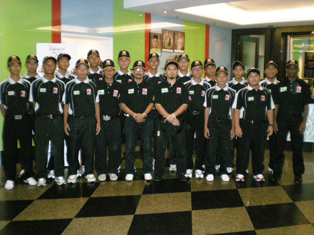 BARISAN bawah 15 Melayu Malaysia bersama pegawai dan jurulatih sebelum berlepas ke Colombo pagi 24 November 2010.