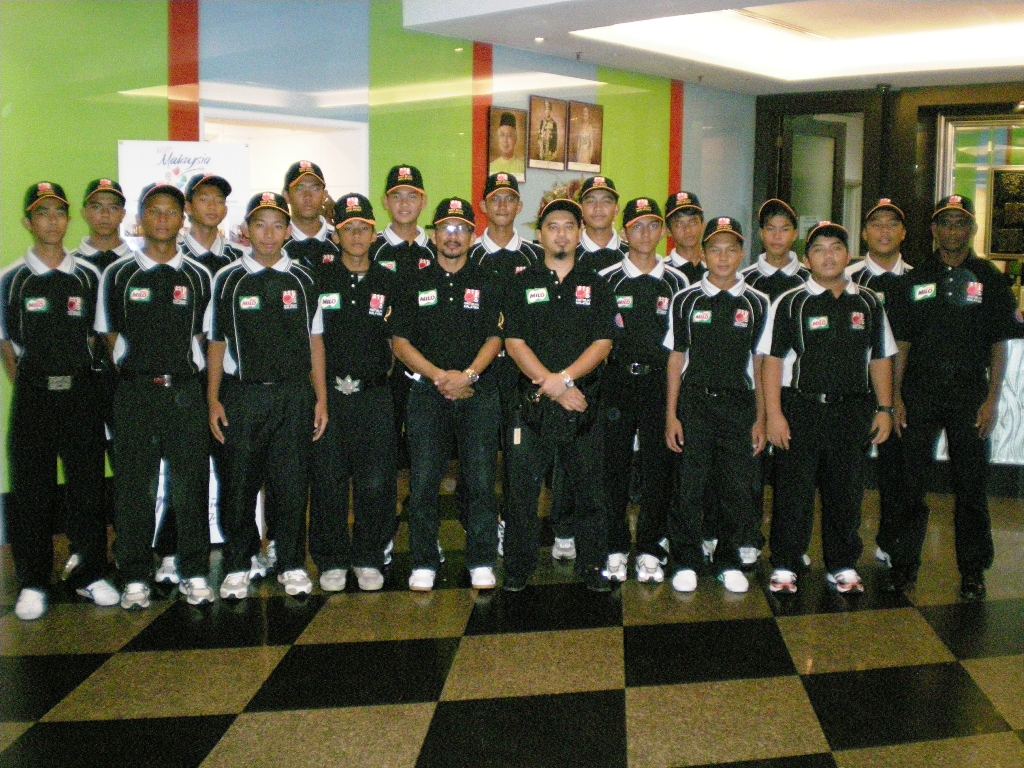 BARISAN bawah 15 Melayu Malaysia bersama pegawai dan jurulatih sebelum berlepas ke Colombo pagi 24 November 2010. BARISAN bawah 15 Melayu Malaysia bersama pegawai dan jurulatih sebelum berlepas ke Colombo pagi 24 November 2010.