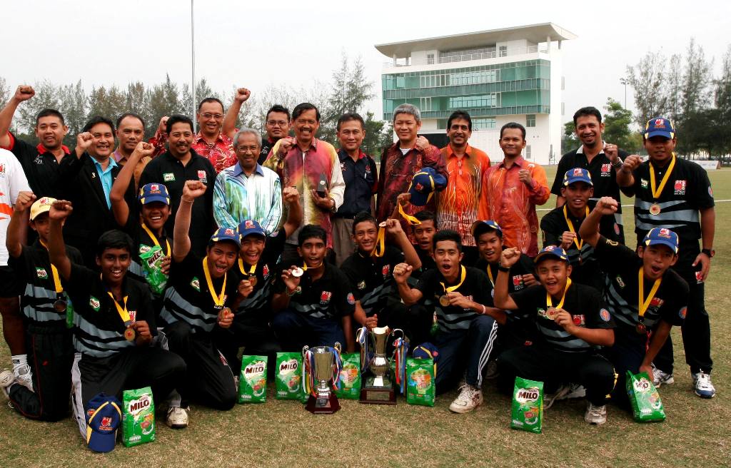 BARISAN kriket SMK Penang Free merai kecemerlangan merangkul Piala Ketua Pengarah Pelajaran bersama pegawai dan Abd. Ghafar Mahmud (barisan belakang, enam dari kiri) di Bayuemas Oval, Klangpada 16 Oktober 2011. - Gambar IZHAM JAAFAR