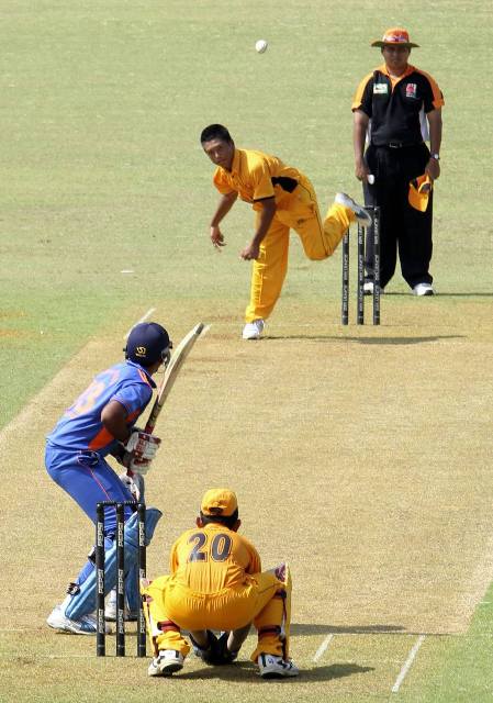 PEMUTAR kidal Malaysia, Anwar A. Rahman menyerbu pemukul Sri Lanka dalam Cabaran Kriket Bawah 15 Antarabangsa di Bayuemas Oval, semalam.