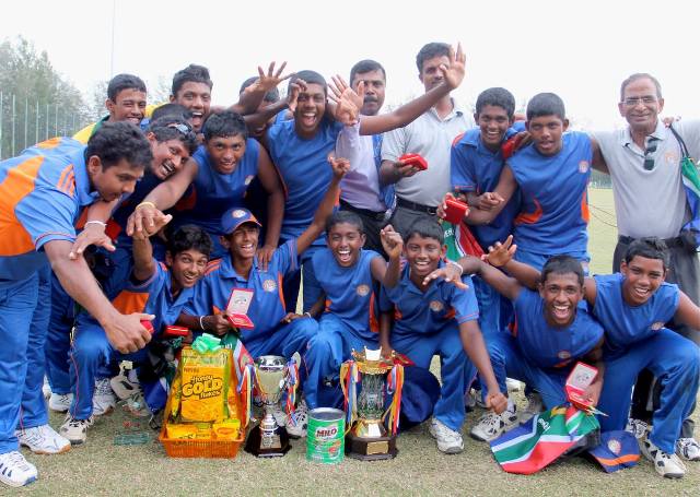 BARISAN Sri Lanka meraikan kejayaan mengekalkan kejuaraan bagi tahun keempat berturut-turut pada Cabaran Kriket Bawah 15 Antarabangsa di Bayuemas Oval, Klang pada 10 April 2011. BARISAN Sri Lanka meraikan kejayaan mengekalkan kejuaraan bagi tahun keempat berturut-turut pada Cabaran Kriket Bawah 15 Antarabangsa di Bayuemas Oval, Klang pada 10 April 2011.