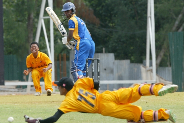 PEMBALING Malaysia, Azwar Tajri kecewa apabila serbuannya gagal ditangkap penjaga wiket, Fauzan Malik pada pertemuan dengan Sri Lanka di Bayuemas Oval, tahun lalu.