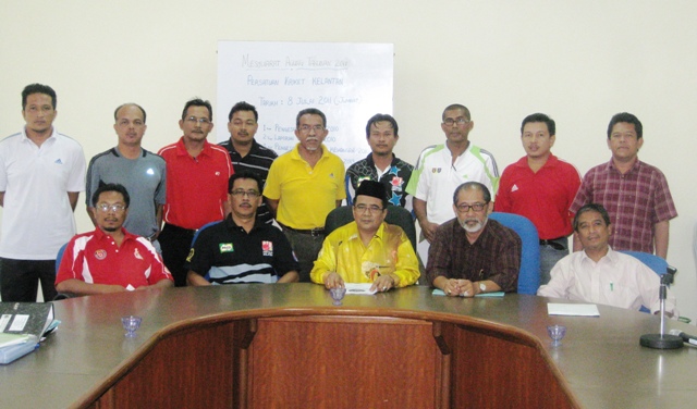 ANTARA ahli Persatuan Kriket Kelantan yang menghadiri mesyuarat agung tahunan pertubuhan itu di D' Mawar Resort, Tanah Merah, Kelantan baru-baru ini.