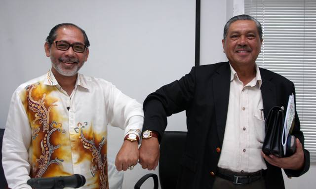 YANG DIPERTUA Kriket Melayu, Tun Ahmad Sarji Abdul Hamid bersama setiausaha persatuan berkenaan, Rosmanizam Abdullah merakamkan bukti kedua-dua memakai jam sama pada persidangan agung tahunan persatuan itu di Bayuemas Oval, 29 Mei 2011.