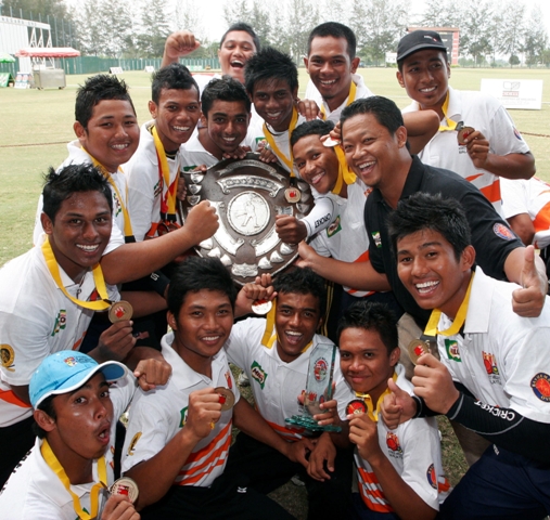 BARISAN Selangor-UKM yang memenangi kejuaraan tahun 2011.