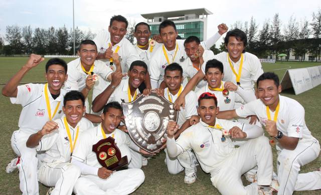 BARISAN Tentera meraikan kejayaan memenangi Perisai Raja-Raja dalam babak akhir Kejohanan Kriket Antara Negeri di Bayuemas Oval pada 12 Mac 2011.