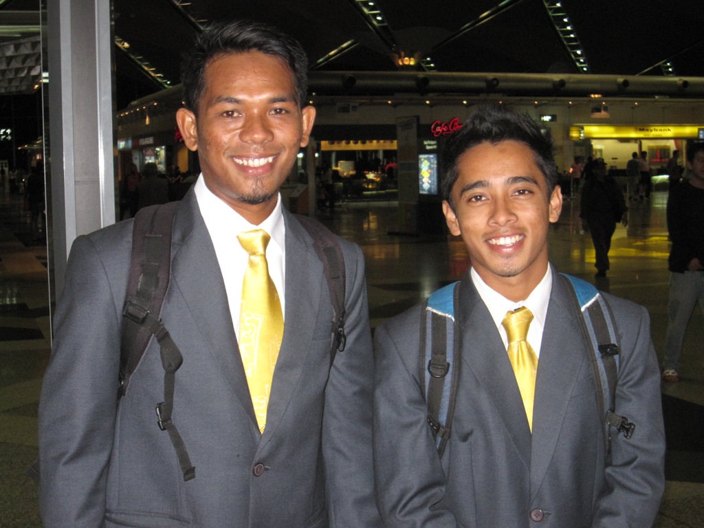AMINUDIN RAMLY (kiri) dan Faris Almas-Lee memaparkan keyakinan mereka di Lapangan Terbang Antarabangsa Kuala Lumpur (KLIA) sebelum berlepas ke Wales pada 2 Oktober 2011.