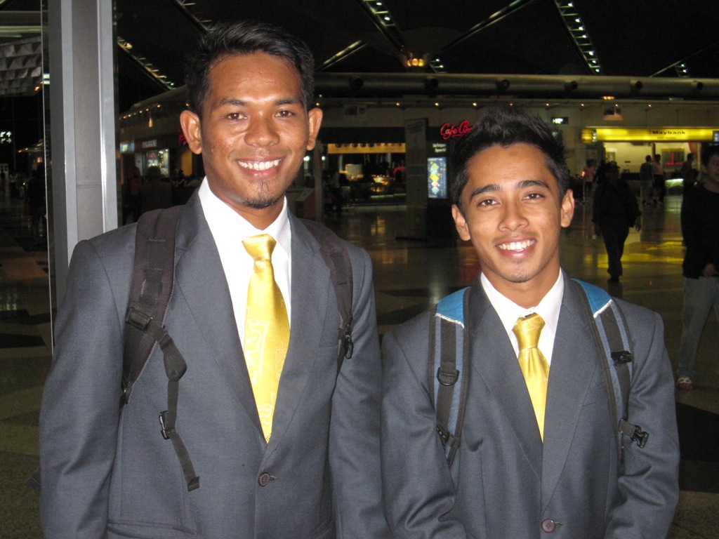 AMINUDIN RAMLY (kiri) dan Faris Almas-Lee memaparkan keyakinan mereka di Lapangan Terbang Antarabangsa Kuala Lumpur (KLIA) sebelum berlepas ke Wales pada 2 Oktober 2011. AMINUDIN RAMLY (kiri) dan Faris Almas-Lee memaparkan keyakinan mereka di Lapangan Terbang Antarabangsa Kuala Lumpur (KLIA) sebelum berlepas ke Wales pada 2 Oktober 2011.