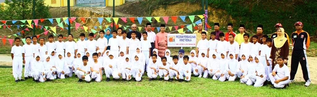 AHMAD SARJI dan pengurusan sekolah serta jurulatih bergambar dengan pemain kriket bawah 12 di gelanggang latihan baru yang dibina oleh Kriket Melayu di SMk Clifford, Kuala Lipis baru-baru ini.