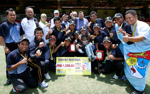 BARISAN Universiti Kebangsaan Malaysia yang menjadi juara saingan UKM Twenty20 di Bayuemas Oval tahun lalu.