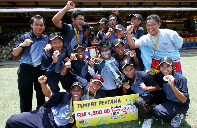 BARISAN Universiti Kebangsaan Malaysia yang menjadi juara saingan UKM Twenty20 di Bayuemas Oval tahun lalu.