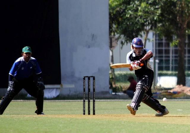 PEMUKUL UCTI, Faris Almas-Lee beraksi cemas di lapangan tengah sewaktu pertemuan dengan UIA dalam babak penentuan ketiga kriket Twenty20 UKM di Bayuemas Oval, Klang pada 26 Februari 2011. PEMUKUL UCTI, Faris Almas-Lee beraksi cemas di lapangan tengah sewaktu pertemuan dengan UIA dalam babak penentuan ketiga kriket Twenty20 UKM di Bayuemas Oval, Klang pada 26 Februari 2011.