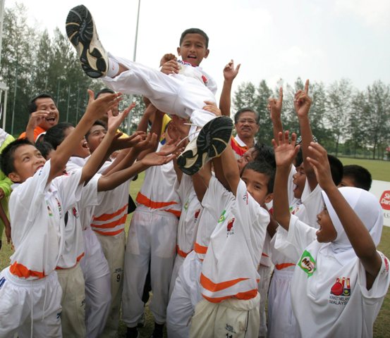 PEMAIN Pekan meraikan kehebatan Amir Jazli Razali yang diisytihar pemain terbaik perlawanan ketika menentang Westlands di Bayuemas Oval pada 9 Jun 2011. PEMAIN Pekan meraikan kehebatan Amir Jazli Razali yang diisytihar pemain terbaik perlawanan ketika menentang Westlands di Bayuemas Oval pada 9 Jun 2011.