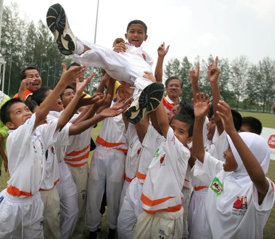 PEMAIN Pekan meraikan kehebatan Amir Jazli Razali yang diisytihar pemain terbaik perlawanan ketika menentang Westlands di Bayuemas Oval pada 9 Jun 2011.