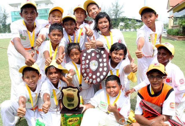 BARISAN Bukit Petaling meraikan kecemerlangan memenangi Perisai Tun Ahmad Sarji apabila mengalahkan Bayuemas dengan 37 larian dalam babak akhir di Bayuemas Oval, Klang pada 11 Jun 2011.