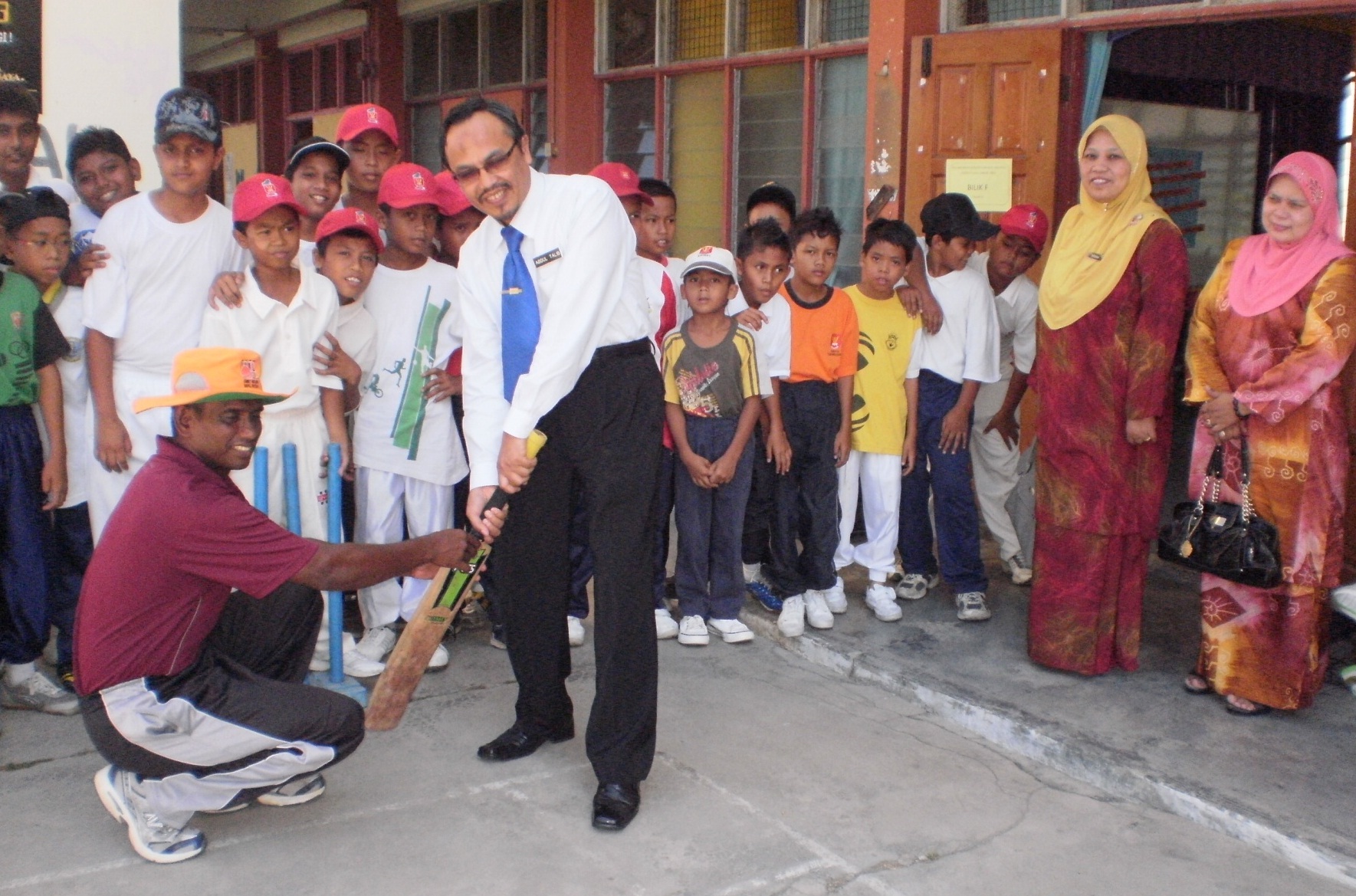 PEGAWAI Pelajaran Daerah Kuala Langat, Abdul Talib Hamid bersedia untuk memukul bola kriket sewaktu merasmikan sesi latihan pusat Kriket Melayu di Kuala Langat pada 9 Mei 2011.