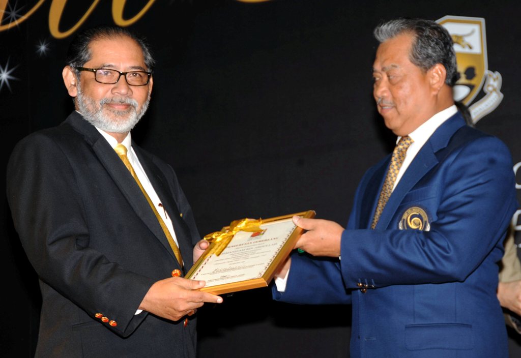 ROSMANIZAM ABDULLAH menerima anugerah Tokoh Pengurusan Cemerlang daripada Tan Sri Muyhiddin Yassin di Hotel Crowne Plaza, Kuala Lumpur pada 18 Januari 2012.