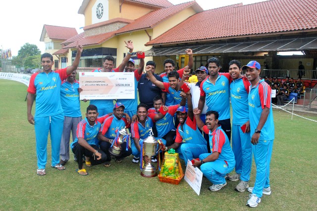 BARISAN Chilaw Marians merai kecemerlangan menjadi juara Kejohanan Kriket Antara Kelab Antarabangsa di Bayuemas Oval, Klang semalam.