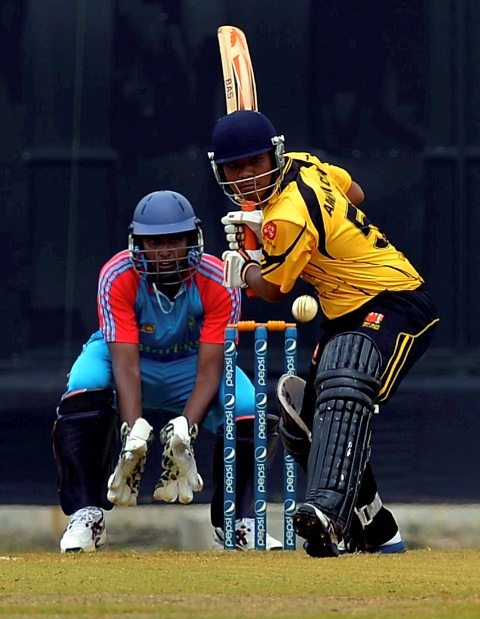 PEMUKUL pertengahan Melayu Malaysia, Aminudin Ramly bersedia menerima serbuan pembaling Chilaw Marians dari Sri Lanka dalam pertemuan di Bayuemas Oval, Klang pada 16 Oktober 2012.