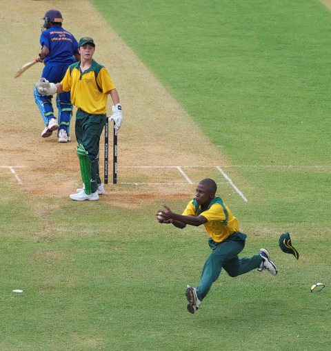 PEMADANG Afrika Selatan, Siphamandla Mavanda menangkap kemas bola untuk mengeluarkan pemukul Sri Lanka sambil diperhatikan penjaga wiket, Wian van Zyl dalam pertemuan di Bayuemas Oval pada 2 April 2012. - Gambar IZHAM JAAFAR
