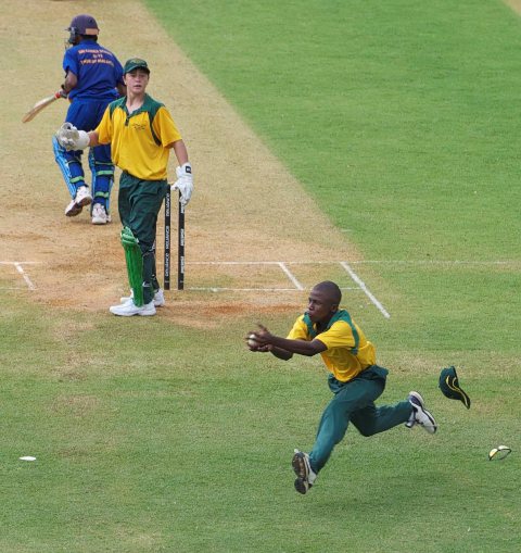 PEMADANG Afrika Selatan, Siphamandla Mavanda menangkap kemas bola untuk mengeluarkan pemukul Sri Lanka sambil diperhatikan penjaga wiket, Wian van Zyl dalam pertemuan di Bayuemas Oval pada 2 April 2012. - Gambar IZHAM JAAFAR PEMADANG Afrika Selatan, Siphamandla Mavanda menangkap kemas bola untuk mengeluarkan pemukul Sri Lanka sambil diperhatikan penjaga wiket, Wian van Zyl dalam pertemuan di Bayuemas Oval pada 2 April 2012. - Gambar IZHAM JAAFAR