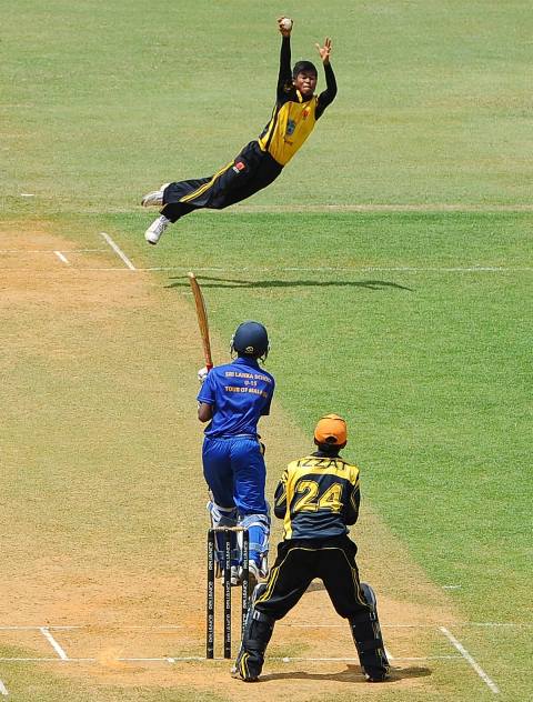 PEMUTAR Melayu Malaysia, Mahathir Razali menangkap kemas bola pukulan Kaweesh Dilranga dari Sri Lanka pada pertemuan di Bayuemas Oval, 4 April 2012. PEMUTAR Melayu Malaysia, Mahathir Razali menangkap kemas bola pukulan Kaweesh Dilranga dari Sri Lanka pada pertemuan di Bayuemas Oval, 4 April 2012.