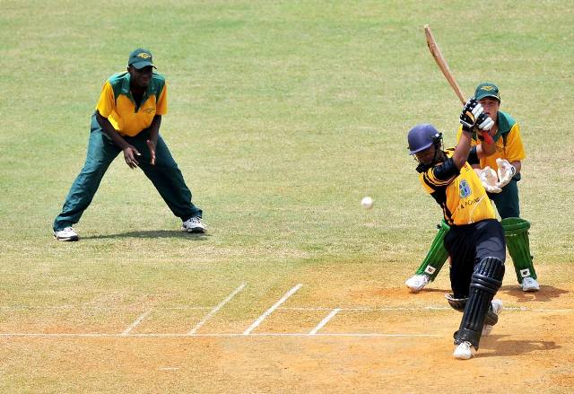 KAPTEN Melayu Malaysia, Faiz Ahmad Nasir menghayun pukulan untuk mengumpulkan 86 larian dalam pertemuan dengan Afrika Selatan di Bayuemas Oval pada 6 April 2012.