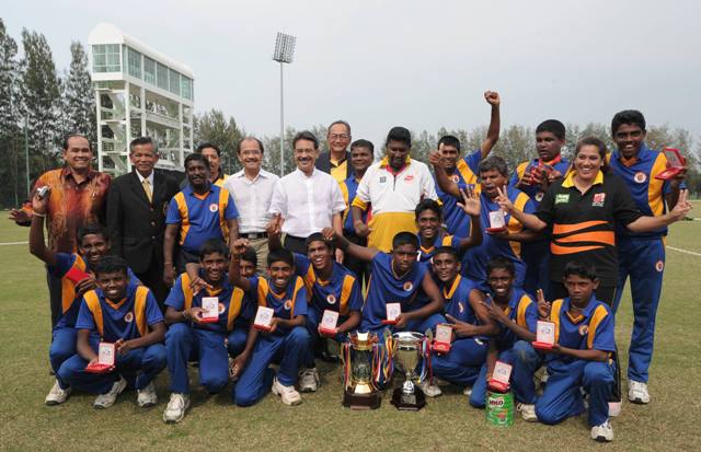 BARISAN Sri Lanka merai kecemerlangan mempertahankan kejuaraan tahun kelima berturut-turut pada Cabaran Kriket Bawah 15 Antarabangsa di Bayuemas Oval, Klang, 7 April 2012. - Gambar IZHAM JAAFAR.