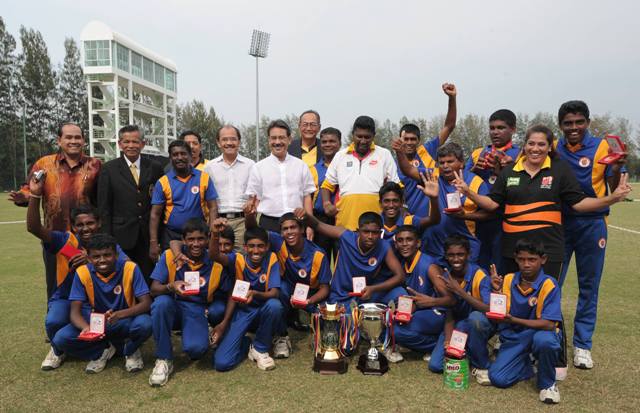 BARISAN Sri Lanka merai kecemerlangan mempertahankan kejuaraan tahun kelima berturut-turut pada Cabaran Kriket Bawah 15 Antarabangsa di Bayuemas Oval, Klang, 7 April 2012. - Gambar IZHAM JAAFAR. BARISAN Sri Lanka merai kecemerlangan mempertahankan kejuaraan tahun kelima berturut-turut pada Cabaran Kriket Bawah 15 Antarabangsa di Bayuemas Oval, Klang, 7 April 2012. - Gambar IZHAM JAAFAR.