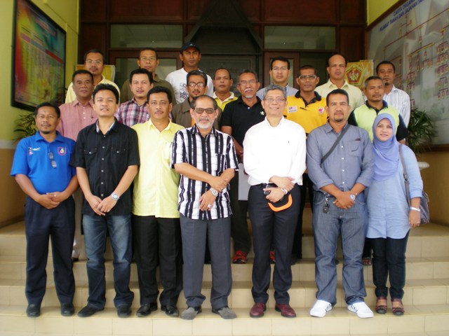 ANTARA ahli Kriket Kelantan yang menyertai mesyuarat agung tahunan di Tanah Merah pada 23 Jun 2012. Turut sama ialah Pengelola Kriket Pattani, Thailand, Azmi Kadir (barisan depan, dua dari kanan).