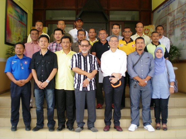 ANTARA ahli Kriket Kelantan yang menyertai mesyuarat agung tahunan di Tanah Merah pada 23 Jun 2012. Turut sama ialah Pengelola Kriket Pattani, Thailand, Azmi Kadir (barisan depan, dua dari kanan). ANTARA ahli Kriket Kelantan yang menyertai mesyuarat agung tahunan di Tanah Merah pada 23 Jun 2012. Turut sama ialah Pengelola Kriket Pattani, Thailand, Azmi Kadir (barisan depan, dua dari kanan).