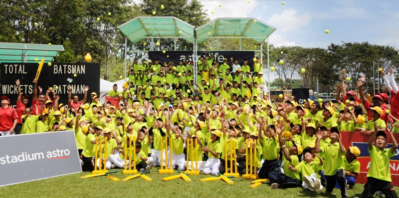 ANTARA peserta bawah 12 tahun yang menyertai Klinik Kriket Astro di gelanggang kriket Universiti Kebangsaan Malaysia di Bangi pada 12 Februari 2012.