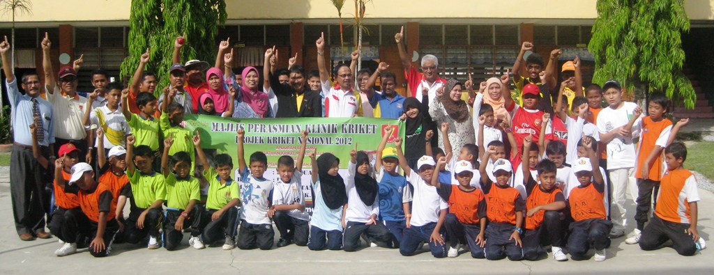 ANTARA pemain terbabit dalam latihan berkelompok bersama Abdul Talib Hamid SK Seri Lanang padas 20 Februari 2012.