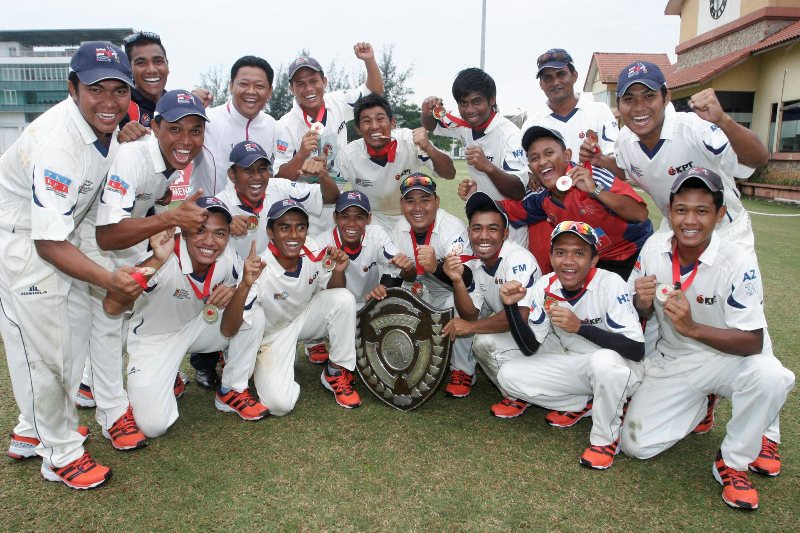 BARISAN Universiti Kebangsaan Malaysia meraikan kecemerlangan menjuarai semula saingan Perisai Raja-Raja di Bayuemas Oval, Klang pada 11 Mac 2012