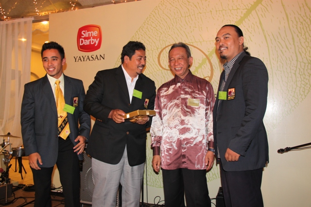 SHAM JALIL (dua dari kiri) menerima anugerah daripada Shamsudin Osman di KLGCC pada 30 November 2012. Turut sama ialah Azahari Fitri Mohd. Fuad (kanan) dan Faris Almas-Lee (kiri).